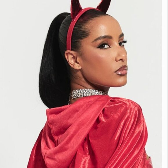 Pretty Little Thing - Red Velvet Cape - Picture 5 of 5